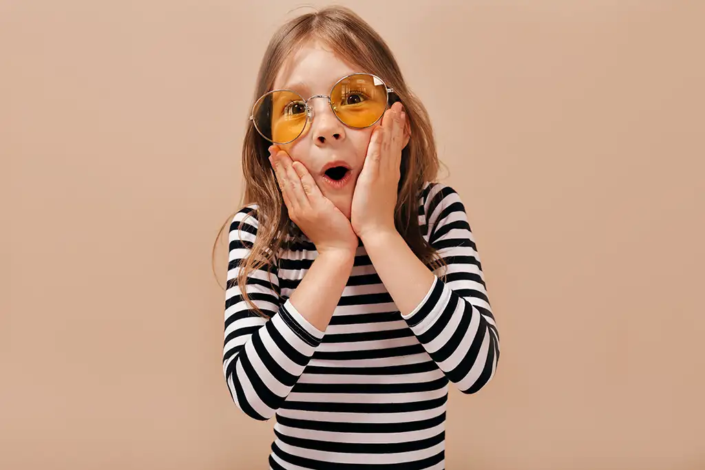 concepto foto niña feliz aprender música